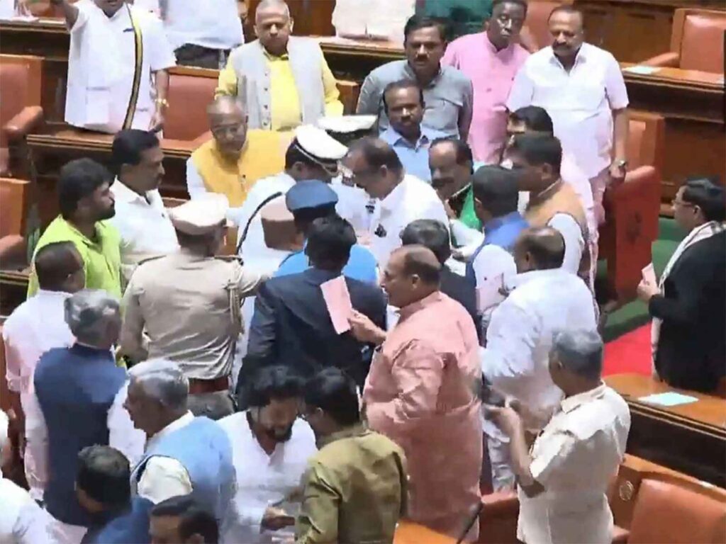Governor came out of Karnataka Assembly without reading the entire speech, Congress said - 'violation of the Constitution'