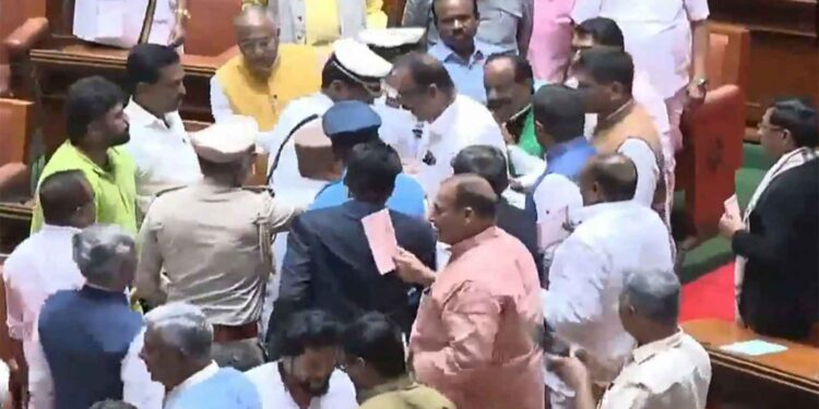 Governor came out of Karnataka Assembly without reading the entire speech, Congress said - 'violation of the Constitution'
