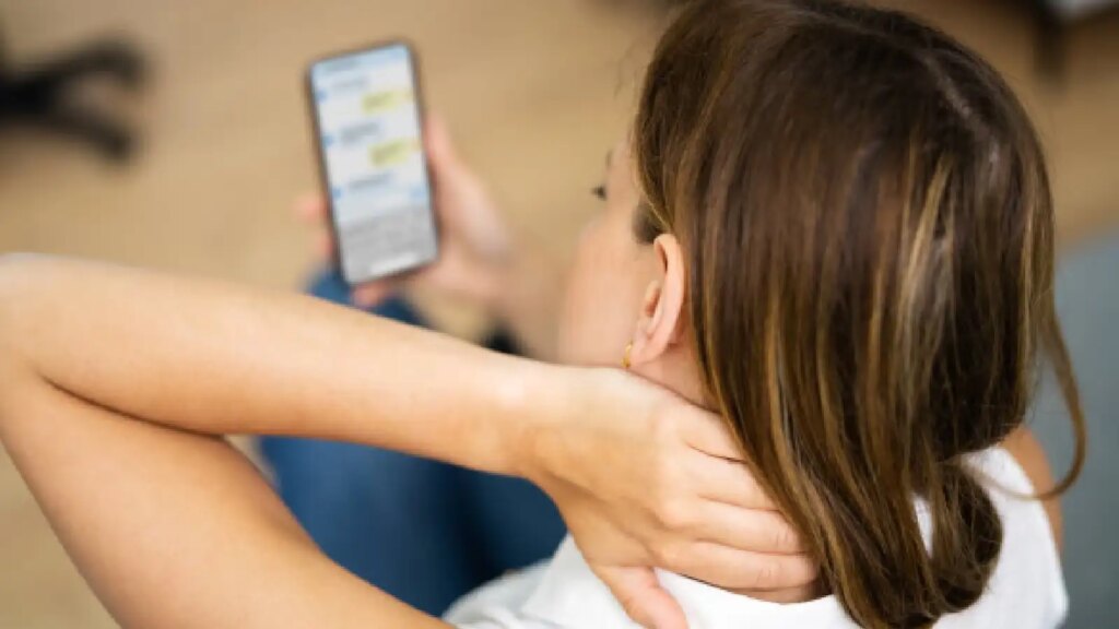 Health Alert: Is your smartphone slowly making you sick? Along with eyes, neck and wrist are also getting serious damage.