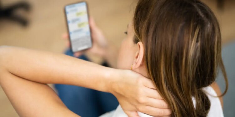Health Alert: Is your smartphone slowly making you sick? Along with eyes, neck and wrist are also getting serious damage.