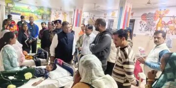Indore: Collector reached hospital to meet people sick due to contaminated water, took stock of treatment arrangements