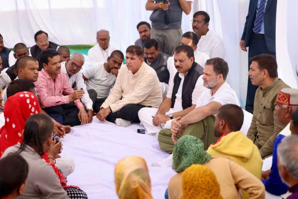 Indore water tragedy: Rahul Gandhi meets victims' families in Bhagirathpura