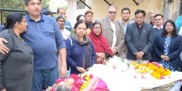 Inspirational body donation in Jaipur: Sudhir and Dr. Sujata donate mother's body to Sawai Mansingh Hospital