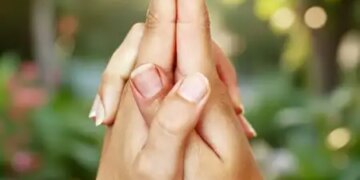 Kali Mudra provides relief from stress, fear and negative thinking, relieves depression.