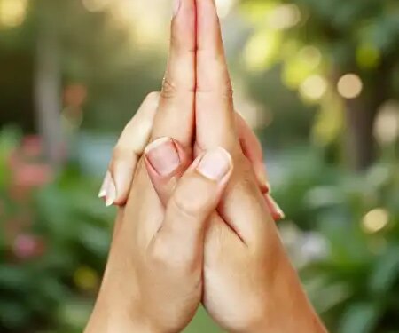 Kali Mudra provides relief from stress, fear and negative thinking, relieves depression.