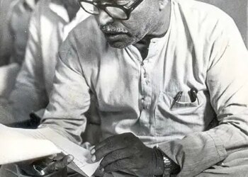कर्पूरी ठाकुर: असहाय लोगों के महायोद्धा, जिनके लिए मुख्यमंत्री दफ्तर में लगती थी गरीबों की भीड़