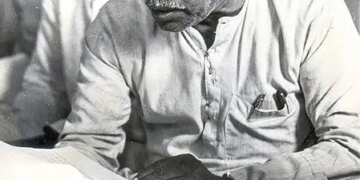 कर्पूरी ठाकुर: असहाय लोगों के महायोद्धा, जिनके लिए मुख्यमंत्री दफ्तर में लगती थी गरीबों की भीड़