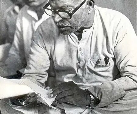 कर्पूरी ठाकुर: असहाय लोगों के महायोद्धा, जिनके लिए मुख्यमंत्री दफ्तर में लगती थी गरीबों की भीड़