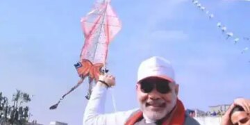 उत्तरायण 2002 की यादें : जब नवनिर्वाचित मुख्यमंत्री नरेंद्र मोदी ने छत से उड़ाई पतंग