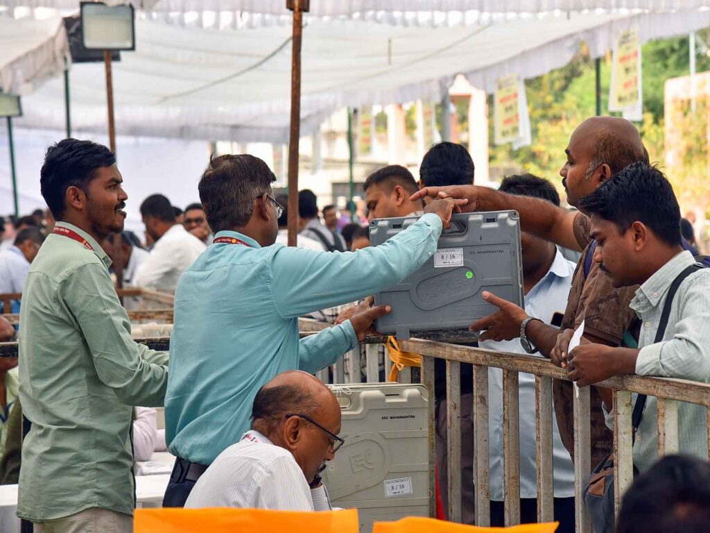 Municipal Corporation Elections: Voting continues in Maharashtra, everyone from Thackeray family to Fadnavis and film stars cast their votes.
