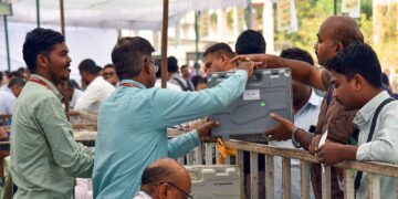 Municipal Corporation Elections: Voting continues in Maharashtra, everyone from Thackeray family to Fadnavis and film stars cast their votes.
