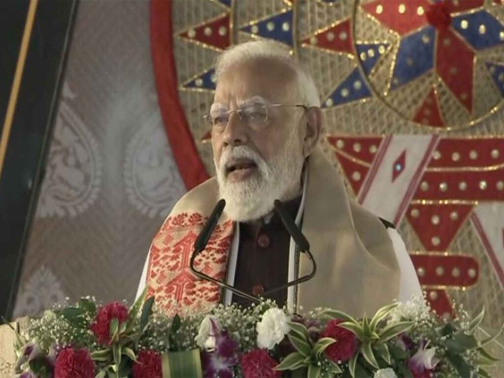 PM Modi gave a gift of thousands of crores to Assam, lashed out at Congress citing Maharashtra