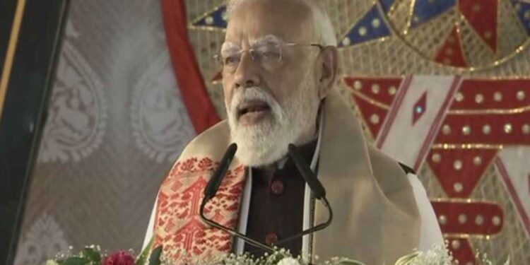 PM Modi gave a gift of thousands of crores to Assam, lashed out at Congress citing Maharashtra