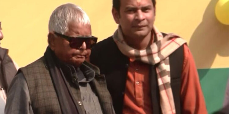 Resentment gone? Lalu Yadav arrived at Tej Pratap's banquet, Tejashwi was missing