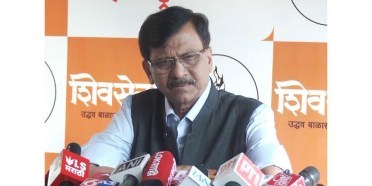 Sanjay Raut strongly condemns Thackeray brothers' criticism of Devendra Fadnavis, says "Marathi people in danger because of BJP"