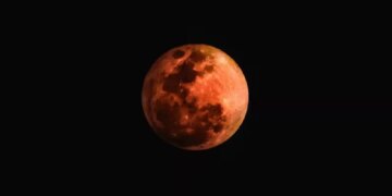 Shadow of lunar eclipse on Holi 2026: Eclipse will be visible in India, know which 5 zodiac signs will have to be careful
