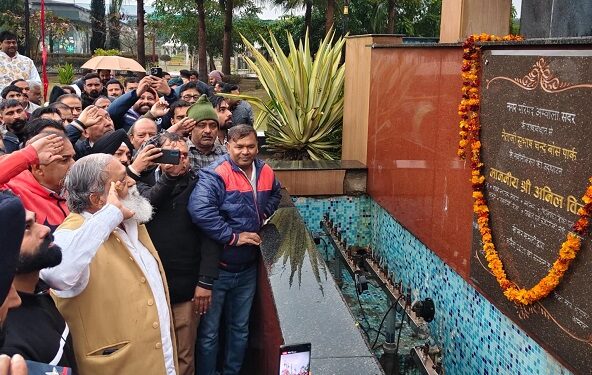 Slogan of 'Netaji Amar Rahe' echoed in Subhash Park dedicated to Netaji, Minister Anil Vij distributed laddus on his birth anniversary.