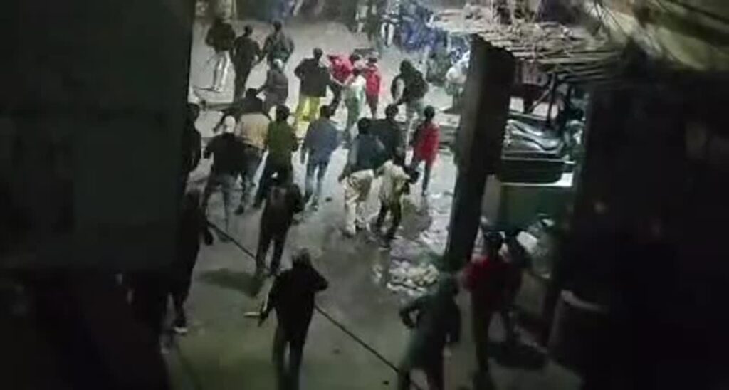 Stones pelted at team that arrived to remove illegal construction near mosque in Delhi at midnight, 5 policemen injured