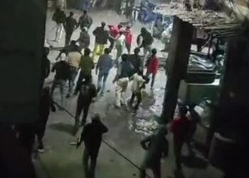 Stones pelted at team that arrived to remove illegal construction near mosque in Delhi at midnight, 5 policemen injured