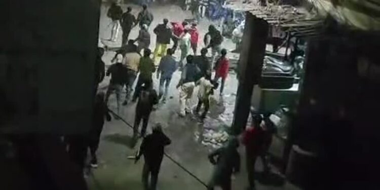 Stones pelted at team that arrived to remove illegal construction near mosque in Delhi at midnight, 5 policemen injured