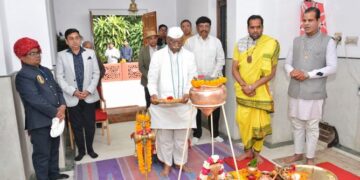 The Governor offered prayers at Raj Rajeshwar Temple, wished everyone well.