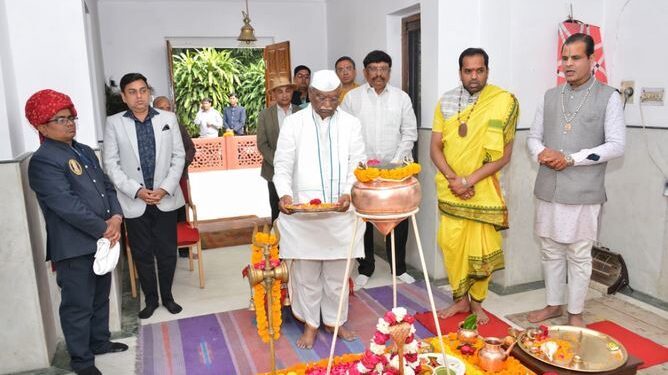 The Governor offered prayers at Raj Rajeshwar Temple, wished everyone well.