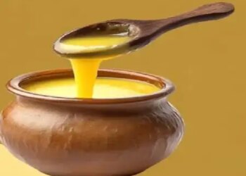 The treasure of beauty is hidden in desi ghee, it will provide relief from wrinkles and dry skin.
