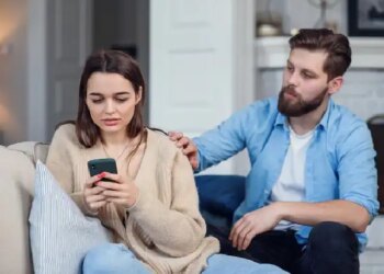 These 4 changes are the first changes in girls' behavior before cheating, those who ignore them get their hearts broken into pieces.