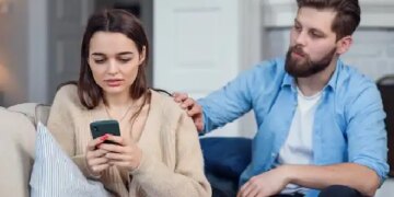 These 4 changes are the first changes in girls' behavior before cheating, those who ignore them get their hearts broken into pieces.