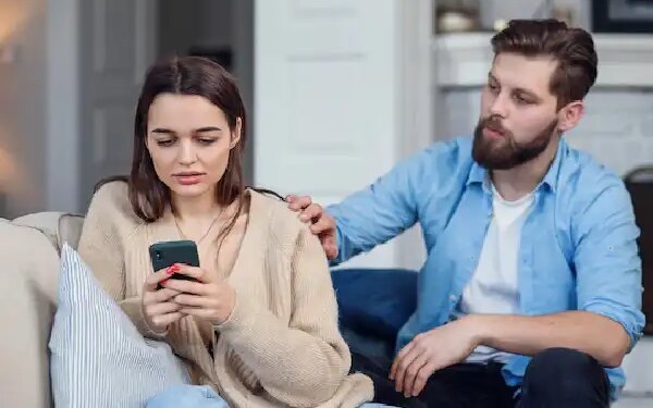 These 4 changes are the first changes in girls' behavior before cheating, those who ignore them get their hearts broken into pieces.