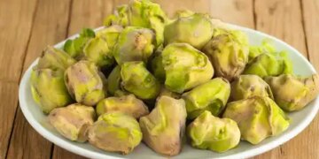 Water chestnut is not an ordinary fruit, it is effective in getting relief from BP and thyroid problems.