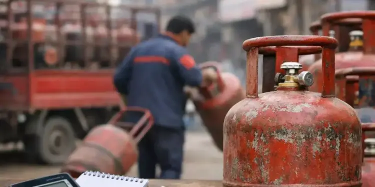 Welcome new year with inflation! LPG cylinder costlier by ₹ 111, know the latest rates from Delhi to Mumbai here