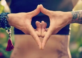 Yani Mudra is helpful in thyroid and PCOD, improves hormonal balance.
