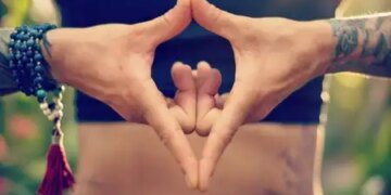 Yani Mudra is helpful in thyroid and PCOD, improves hormonal balance.
