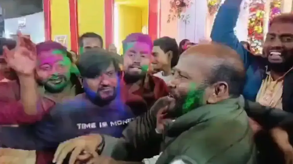You will also be stunned after seeing the MLA's dance, he danced with the soldiers, now the video has gone viral.