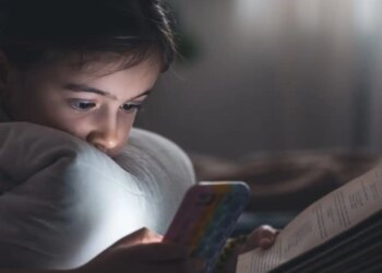 Young children trapped in mobile addiction are getting away from studies, know how to show them the right direction.