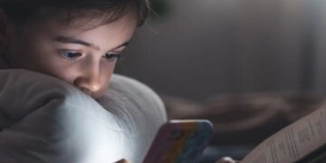 Young children trapped in mobile addiction are getting away from studies, know how to show them the right direction.
