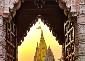 Kashi Vishwanath got nationwide love: On Mahashivratri, special gift of worship and adornment came from 18 temples.