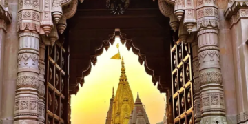 Kashi Vishwanath got nationwide love: On Mahashivratri, special gift of worship and adornment came from 18 temples.