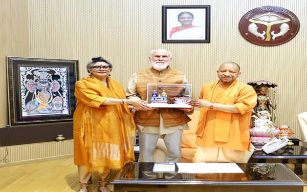 Renowned American Vedic scholar met CM Yogi in Lucknow
