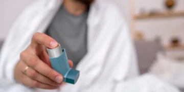 There is no problem in fasting! If the medicine released from the inhaler does not enter the food pipe then the fast is valid.