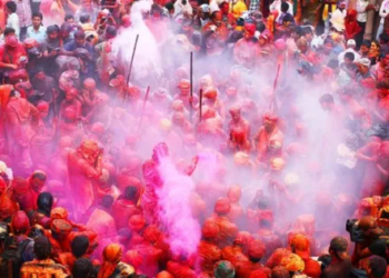 The colorful streets of Barsana woke up with the memories of Dwapar era, completely ready for Lathmar Holi.