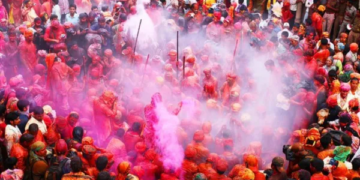 The colorful streets of Barsana woke up with the memories of Dwapar era, completely ready for Lathmar Holi.