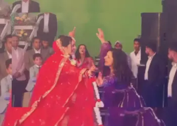 A girl created a stir wearing a lehenga at her best friend's wedding, the boys were shocked to see the dance!
