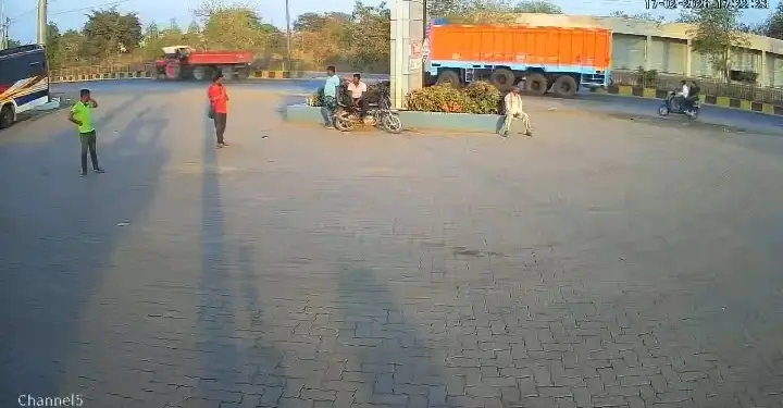 A speeding car blows up a bike rider, in the video you will be shocked to see it flying like a football