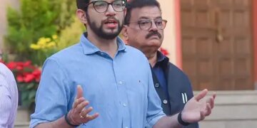आदित्य ठाकरे ने मुंबई में स्मॉग के बीच कंस्ट्रक्शन पर एक सप्ताह के लिए रोक की मांग की