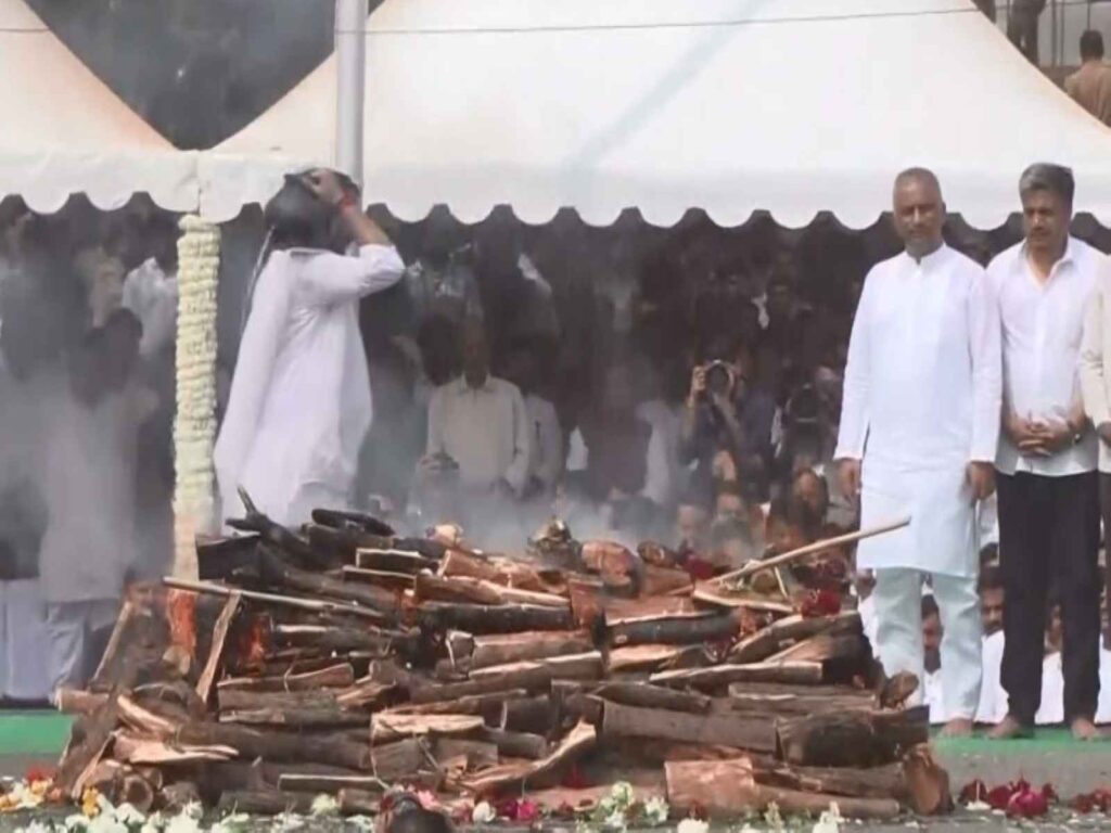 Ajit Pawar merged into Panchatatva, cremated with full state honors in Baramati, many stalwarts were present.