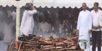 Ajit Pawar merged into Panchatatva, cremated with full state honors in Baramati, many stalwarts were present.