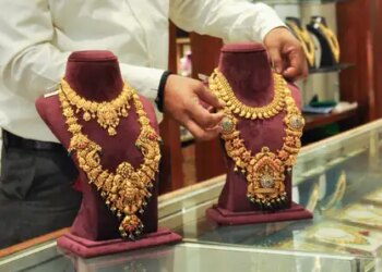 Big fluctuations in precious metals due to strengthening of dollar, gold became cheaper and silver prices increased.