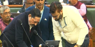 Bihar: Anant Singh took oath as MLA after reaching Assembly, touched Nitish's feet and took blessings